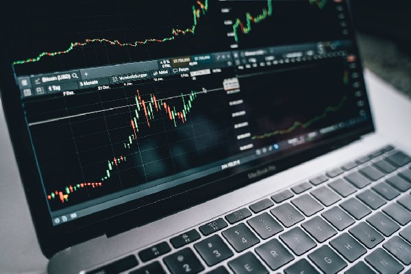 俄财政部：上半年联邦预算赤字3.694万亿卢布